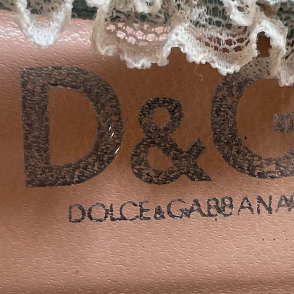 Very demure...very delicate!  Vintage Dolce & Gabbana suede and lace heels, 40 - Picture 8 of 10